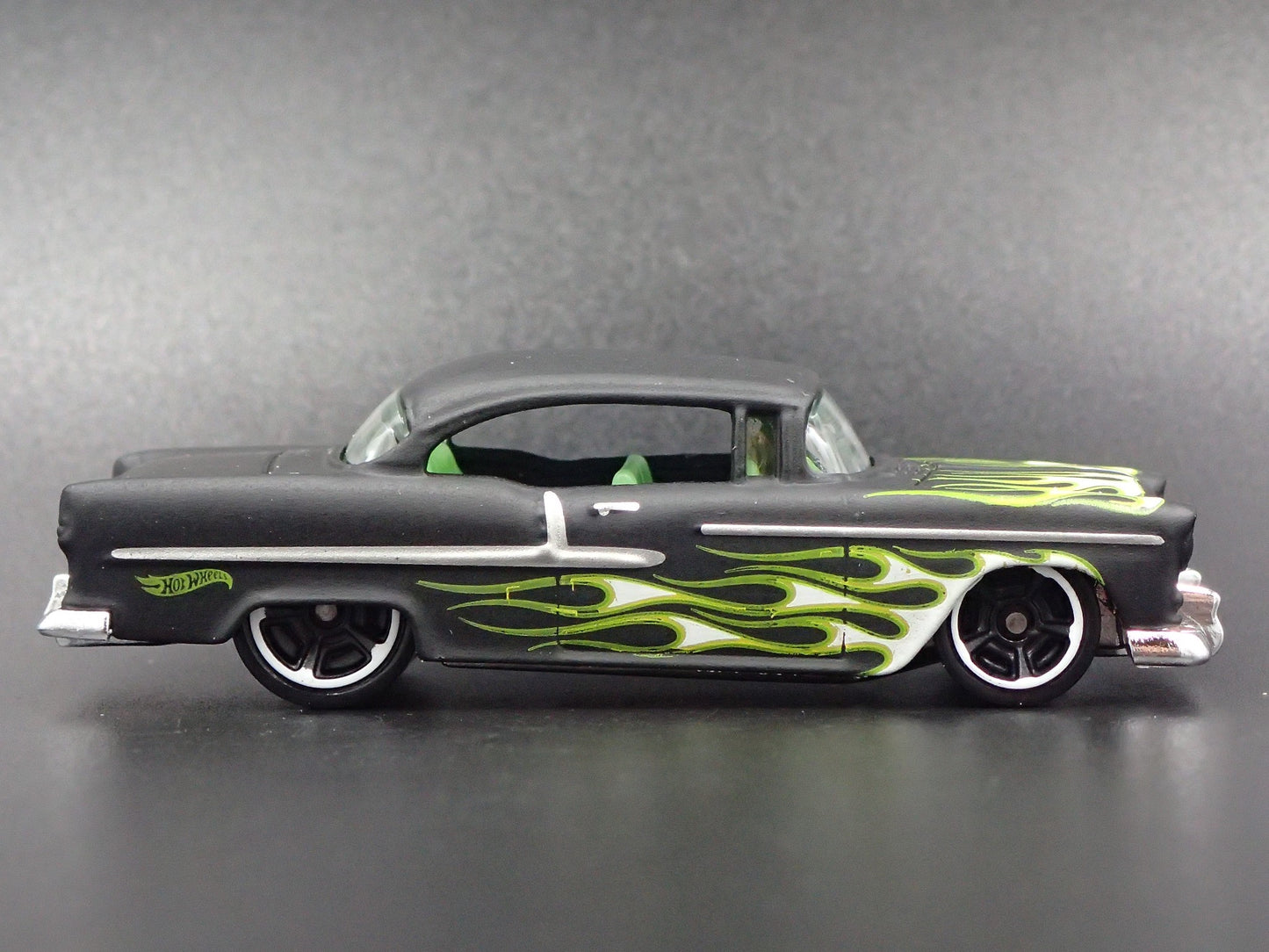 1955 55 CHEVY CHEVROLET BEL AIR 1:64 SCALE COLLECTIBLE DIORAMA DIECAST MODEL CAR