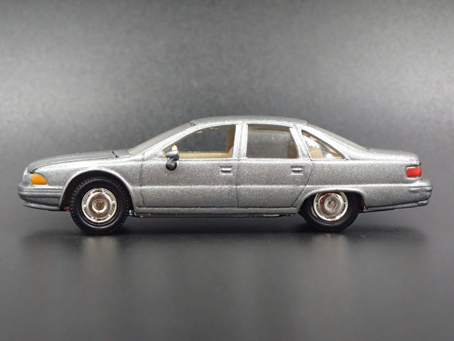 1992 92 CHEVY CHEVROLET CAPRICE UNMARKED CAR SILVER 1:64 SCALE DIECAST MODEL CAR