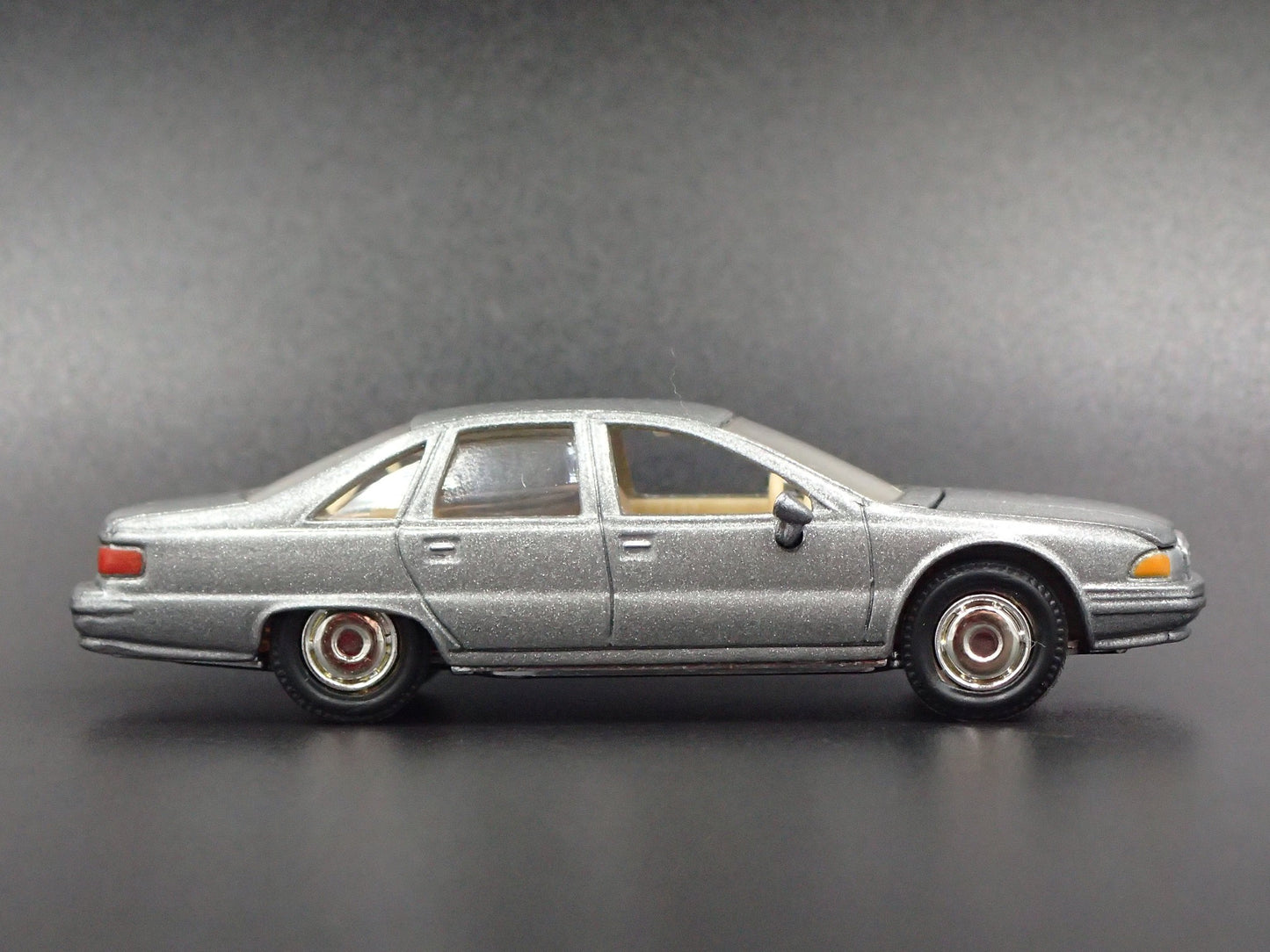 1992 92 CHEVY CHEVROLET CAPRICE UNMARKED CAR SILVER 1:64 SCALE DIECAST MODEL CAR