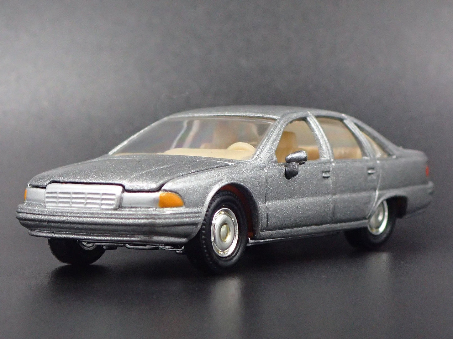 1992 92 CHEVY CHEVROLET CAPRICE UNMARKED CAR SILVER 1:64 SCALE DIECAST MODEL CAR