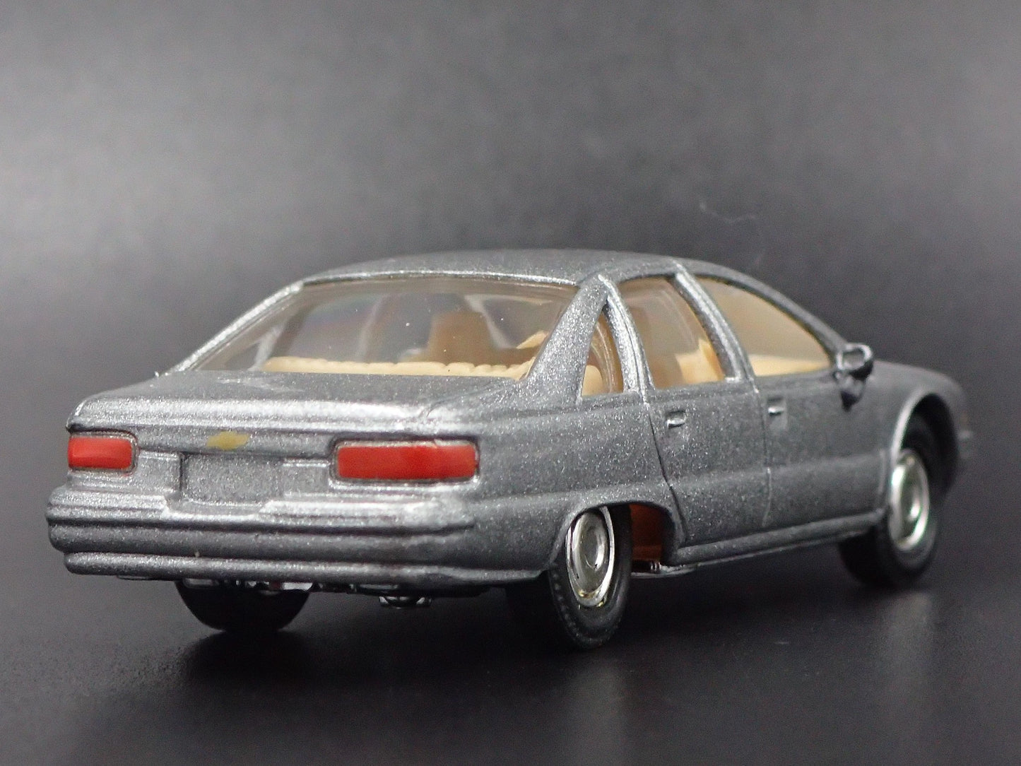 1992 92 CHEVY CHEVROLET CAPRICE UNMARKED CAR SILVER 1:64 SCALE DIECAST MODEL CAR