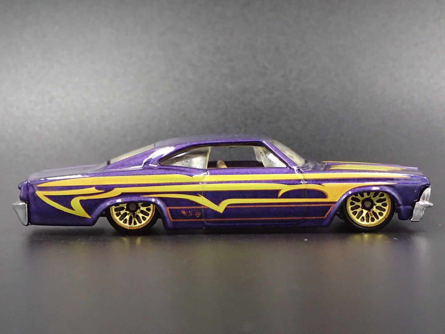 1965 65 CHEVY CHEVROLET IMPALA 1:64 SCALE COLLECTIBLE DIORAMA DIECAST MODEL CAR