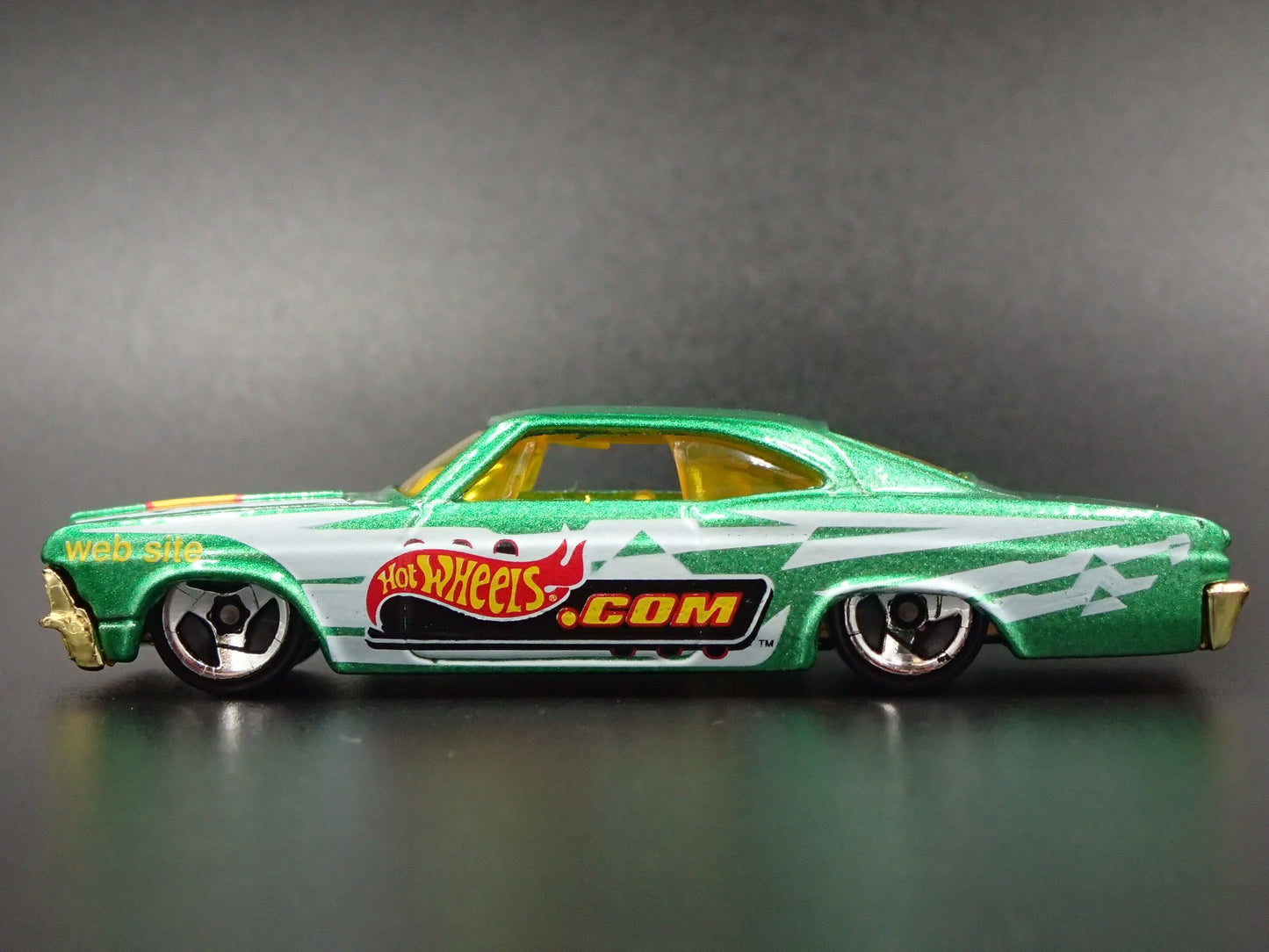 1965 65 CHEVY CHEVROLET IMPALA 1:64 SCALE COLLECTIBLE DIORAMA DIECAST MODEL CAR