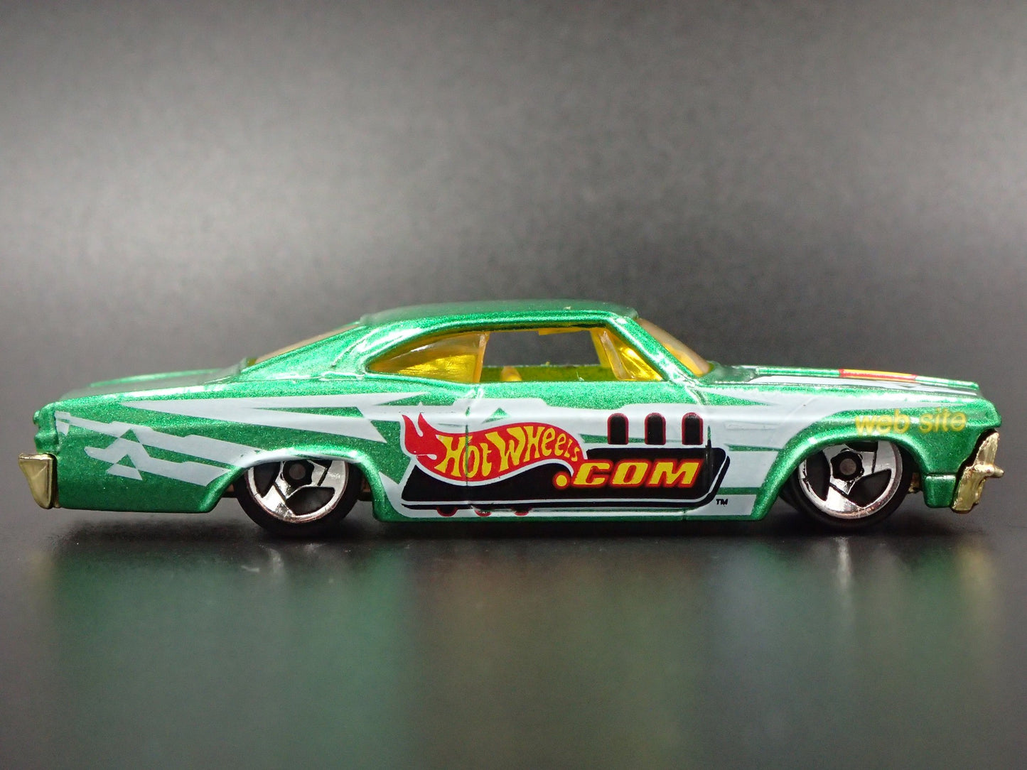 1965 65 CHEVY CHEVROLET IMPALA 1:64 SCALE COLLECTIBLE DIORAMA DIECAST MODEL CAR