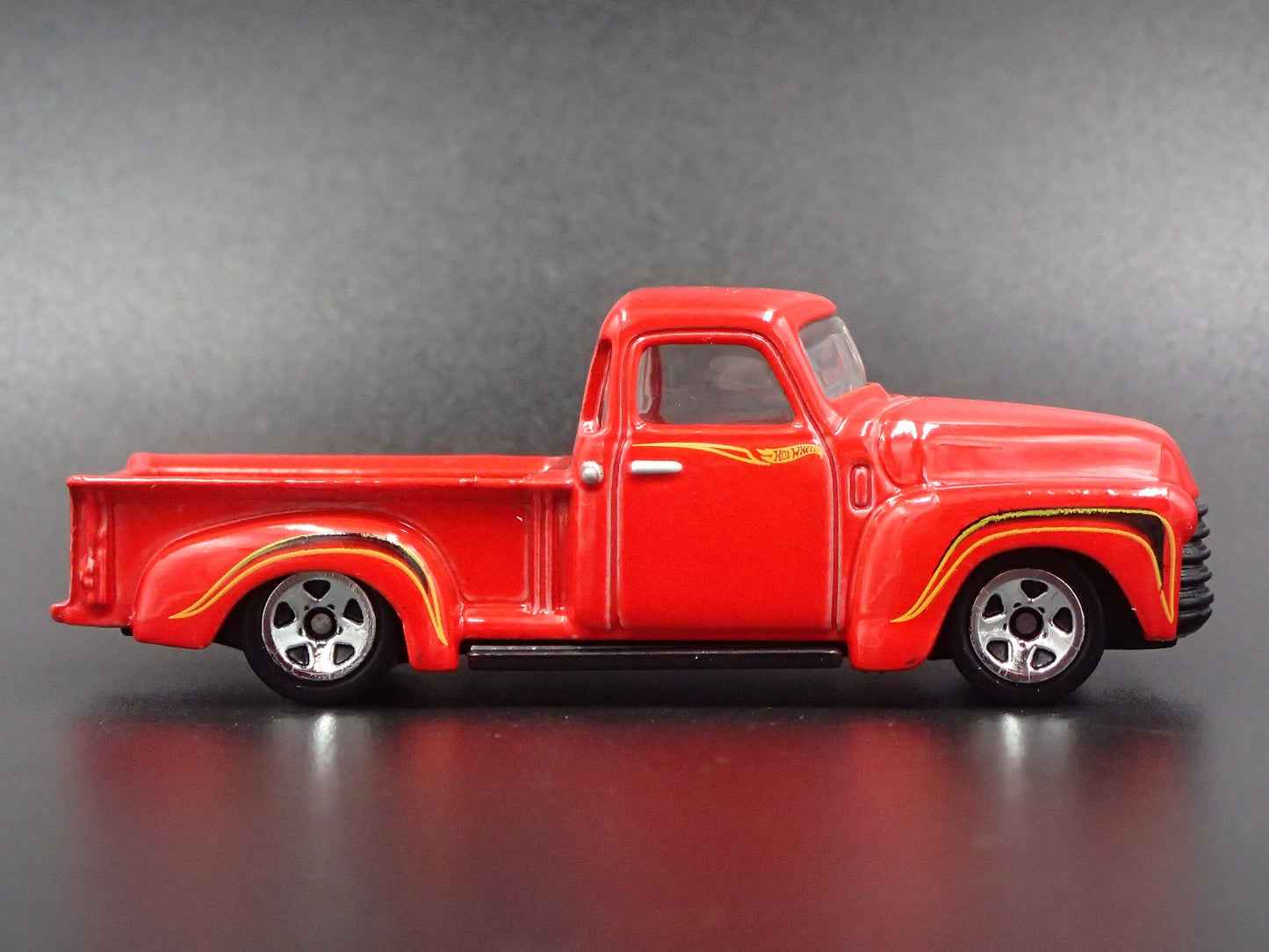 1947-1953 CHEVY CHEVROLET PICKUP TRUCK RED 1:64 SCALE DIORAMA DIECAST MODEL CAR