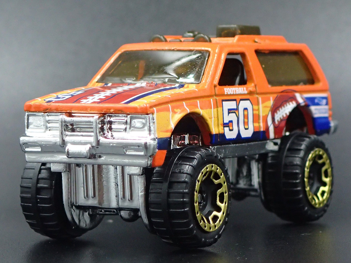1982-1994 CHEVY CHEVROLET BLAZER 4X4 ORANGE 1:64 SCALE DIORAMA DIECAST MODEL CAR