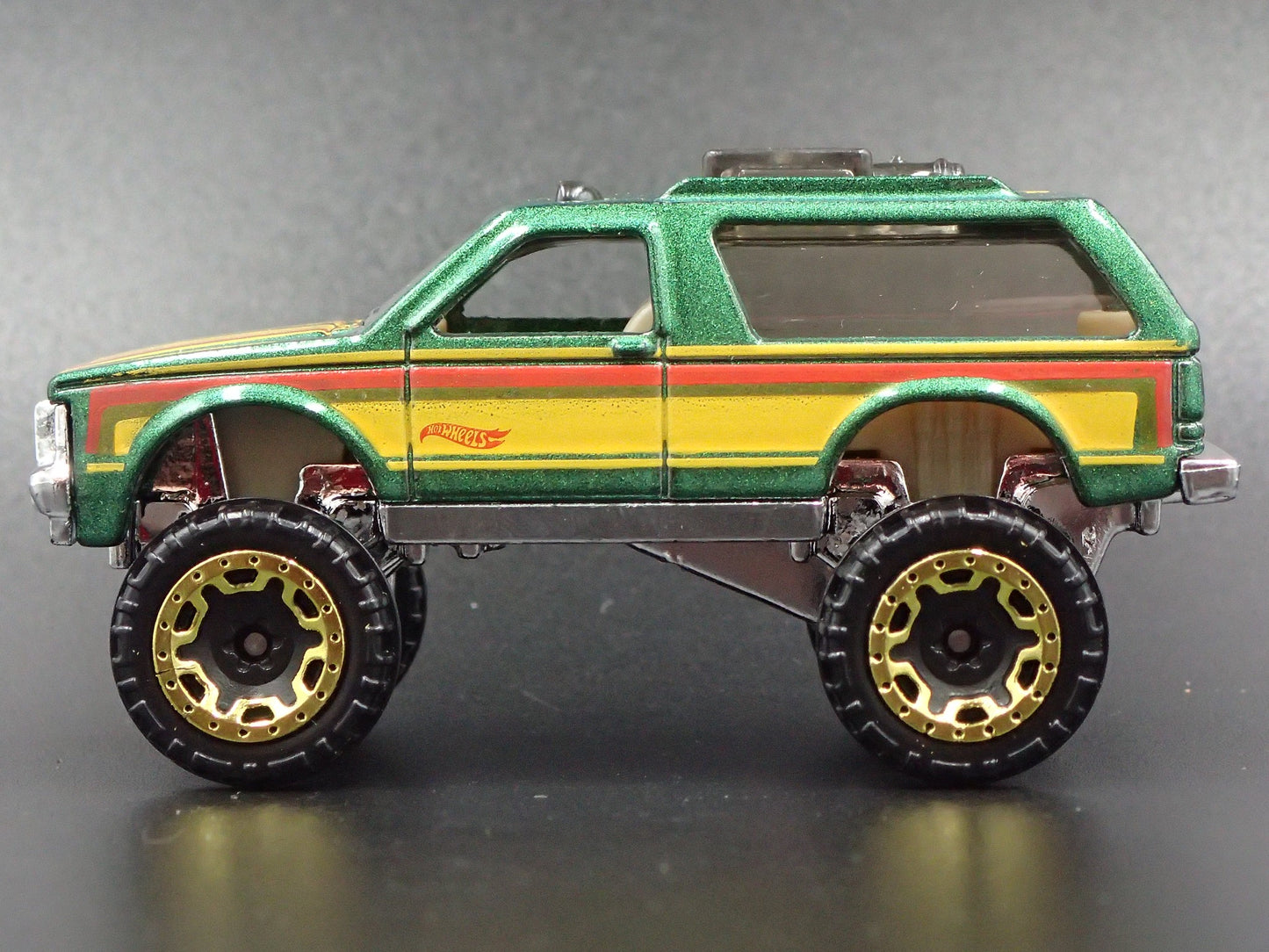 1982-1994 CHEVY CHEVROLET BLAZER 4X4 GREEN 1:64 SCALE DIORAMA DIECAST MODEL CAR
