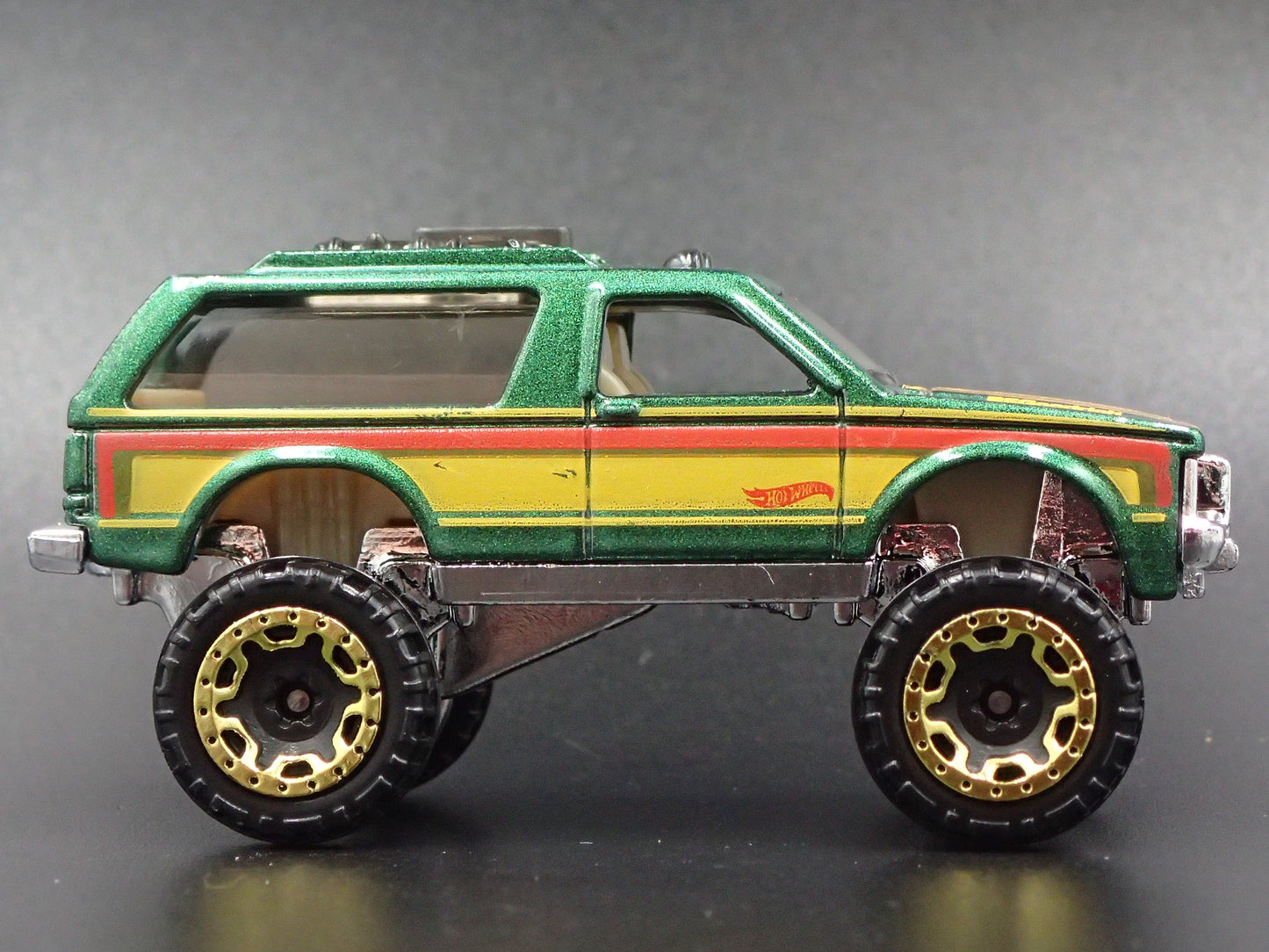 1982-1994 CHEVY CHEVROLET BLAZER 4X4 GREEN 1:64 SCALE DIORAMA DIECAST MODEL CAR