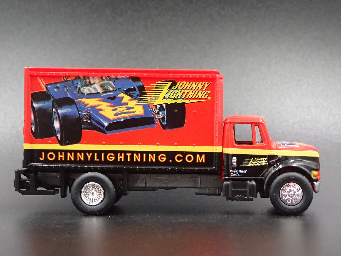 INTERNATIONAL BOX TRUCK JOHNNY LIGHTNING RARE 1:87 SCALE DIECAST MODEL CAR
