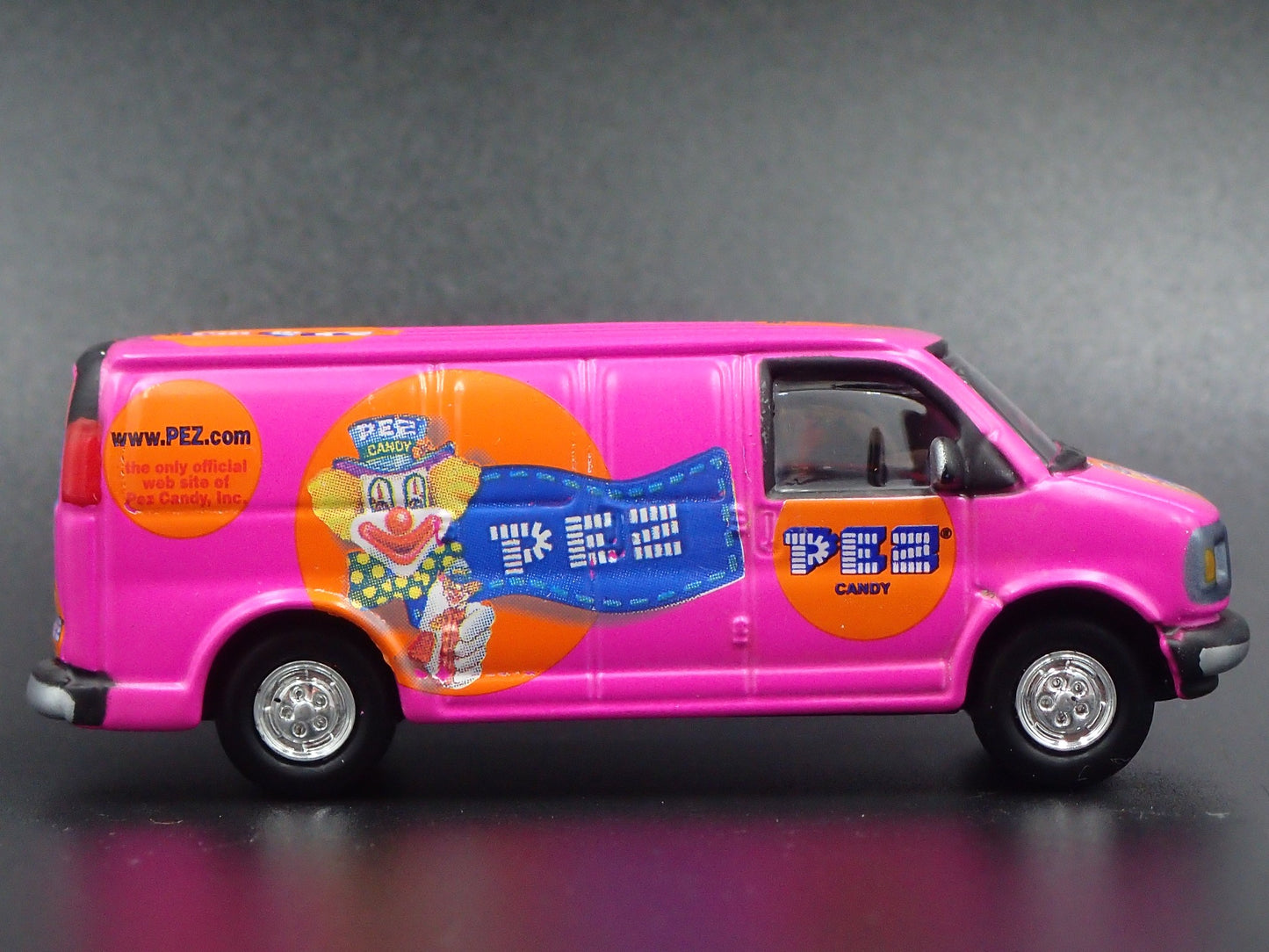 2000 00 GMC 2500 VAN PEZ RARE 1:64 SCALE COLLECTIBLE DIORAMA DIECAST MODEL CAR