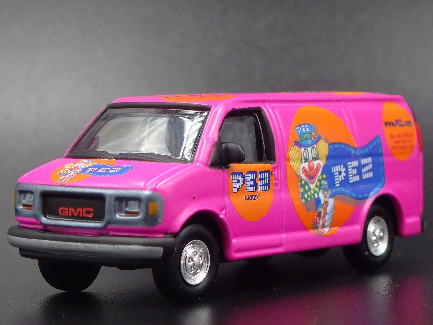 2000 00 GMC 2500 VAN PEZ RARE 1:64 SCALE COLLECTIBLE DIORAMA DIECAST MODEL CAR