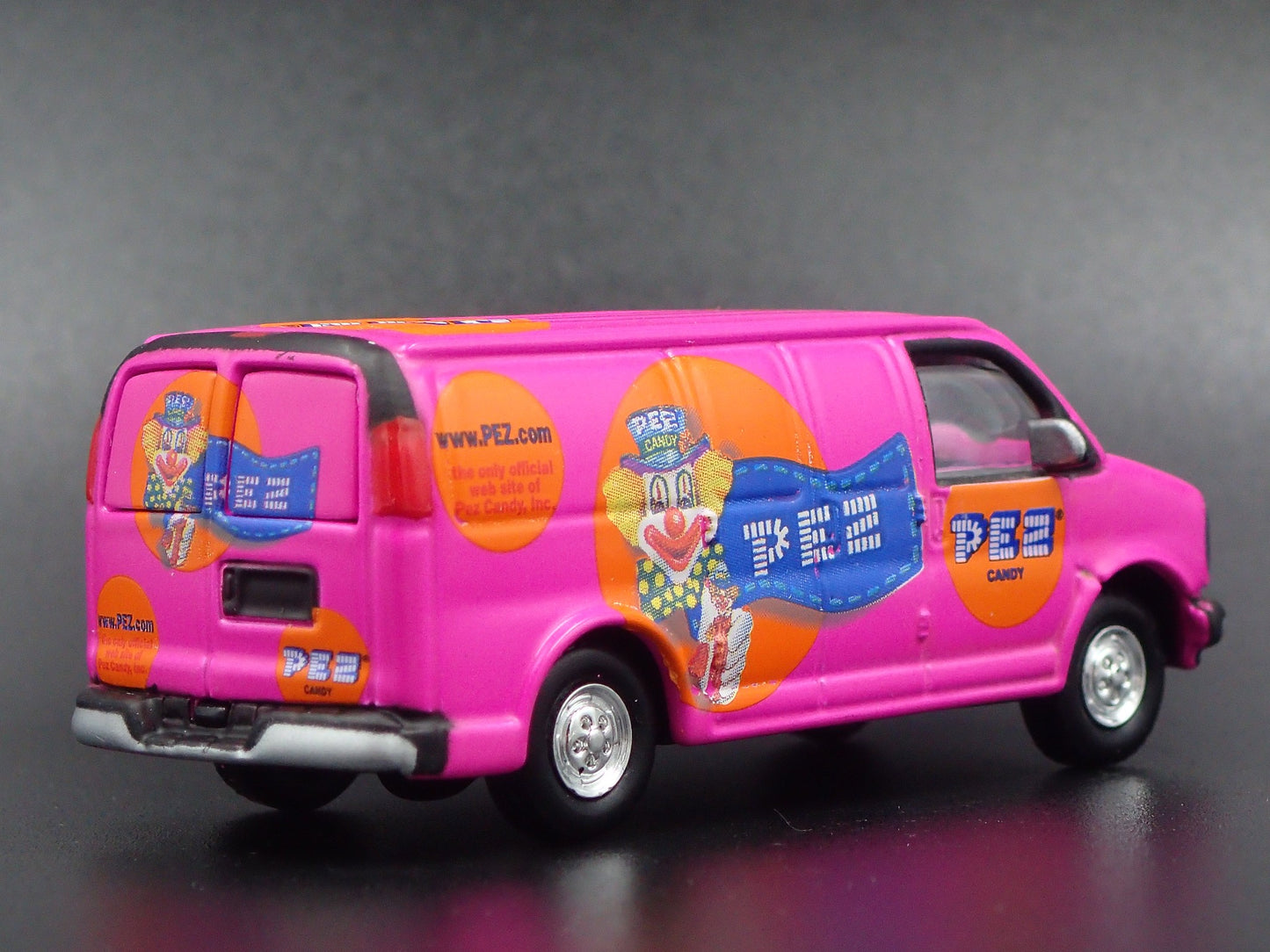 2000 00 GMC 2500 VAN PEZ RARE 1:64 SCALE COLLECTIBLE DIORAMA DIECAST MODEL CAR