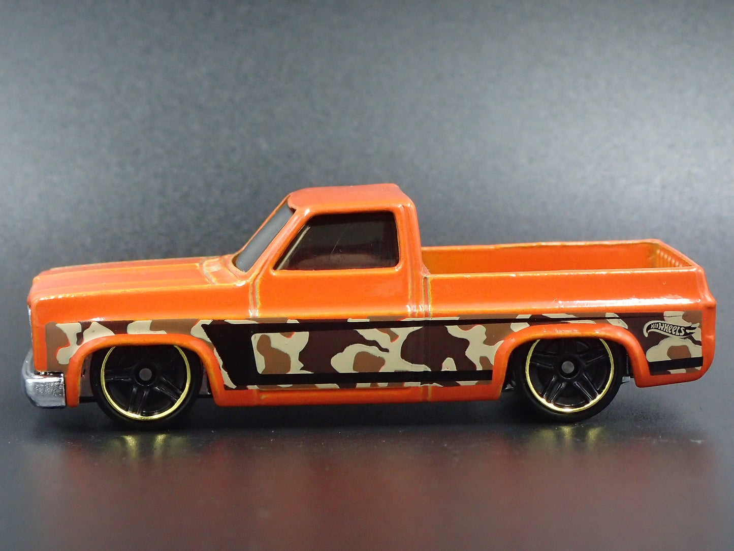 1983 83 CHEVY CHEVROLET SILVERADO SQUARE BODY TRUCK 1:64 SCALE DIECAST MODEL CAR