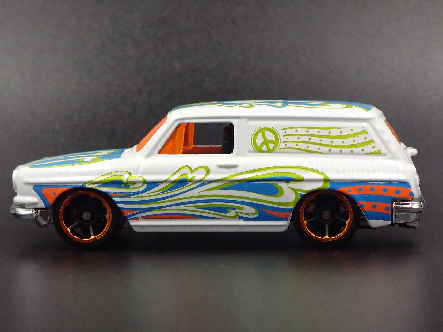 1961-1973 VW VOLKSWAGEN SQUAREBACK HIPPY 1:64 SCALE DIORAMA DIECAST MODEL CAR