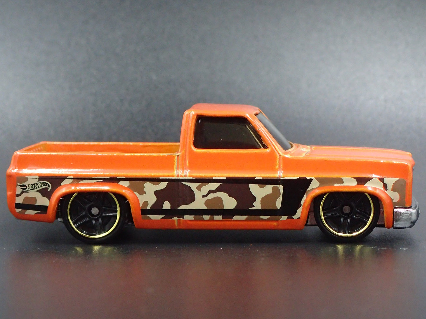 1983 83 CHEVY CHEVROLET SILVERADO SQUARE BODY TRUCK 1:64 SCALE DIECAST MODEL CAR