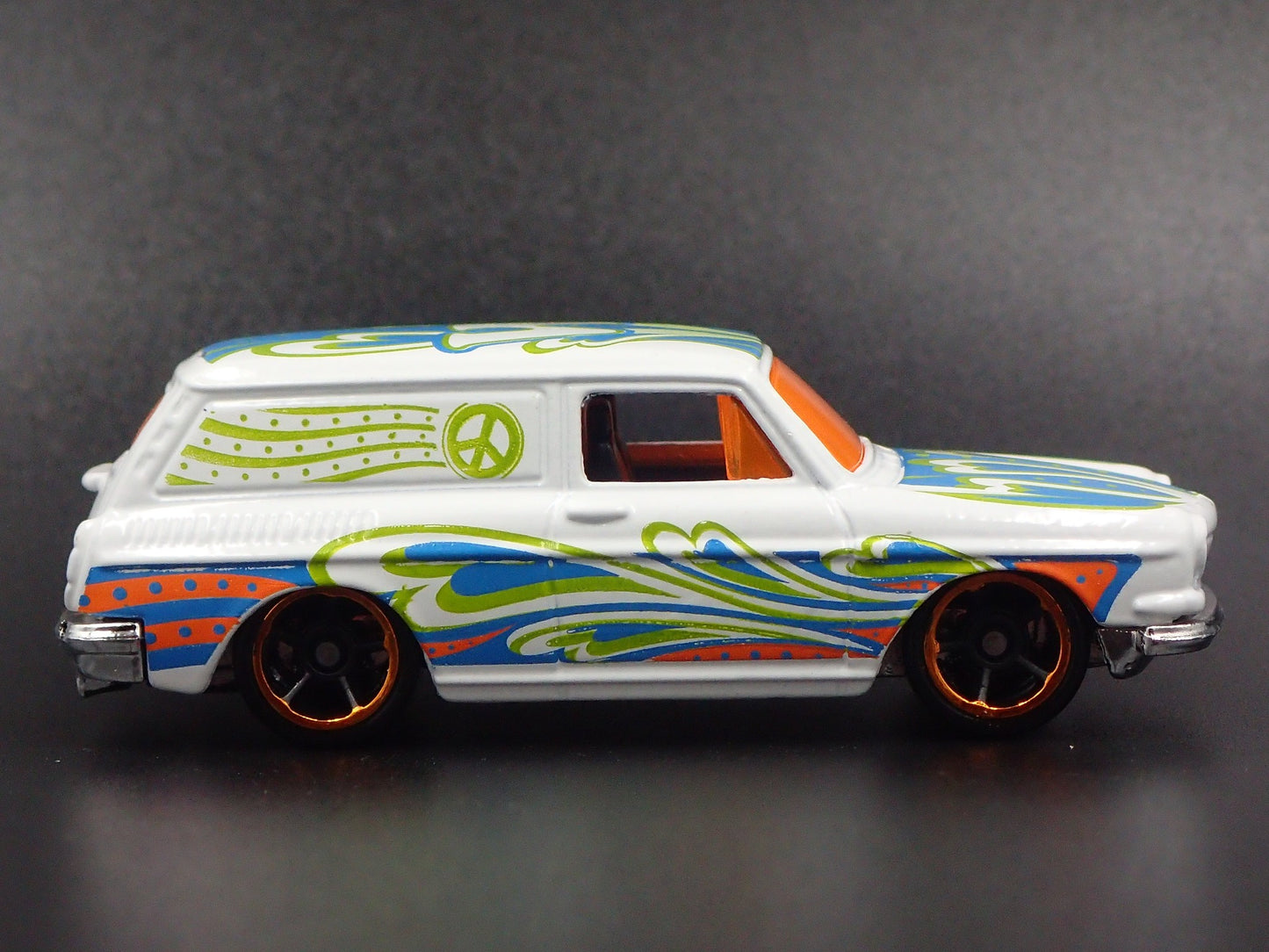 1961-1973 VW VOLKSWAGEN SQUAREBACK HIPPY 1:64 SCALE DIORAMA DIECAST MODEL CAR