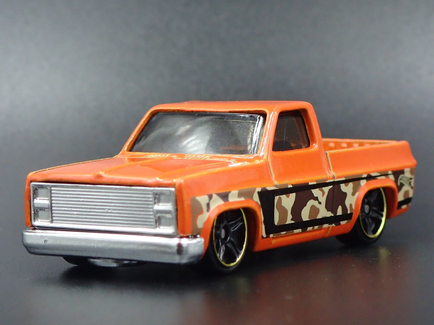 1983 83 CHEVY CHEVROLET SILVERADO SQUARE BODY TRUCK 1:64 SCALE DIECAST MODEL CAR