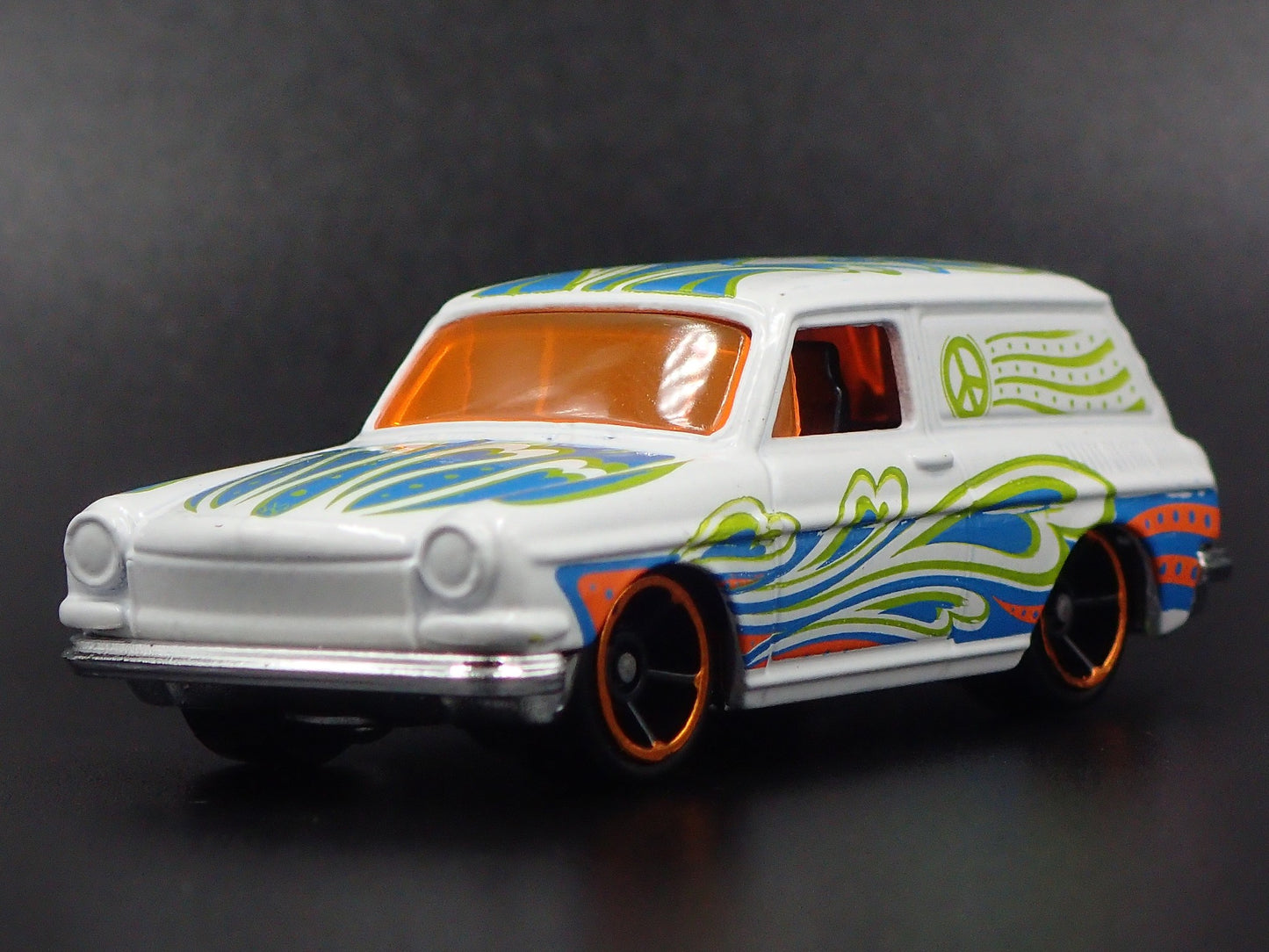 1961-1973 VW VOLKSWAGEN SQUAREBACK HIPPY 1:64 SCALE DIORAMA DIECAST MODEL CAR