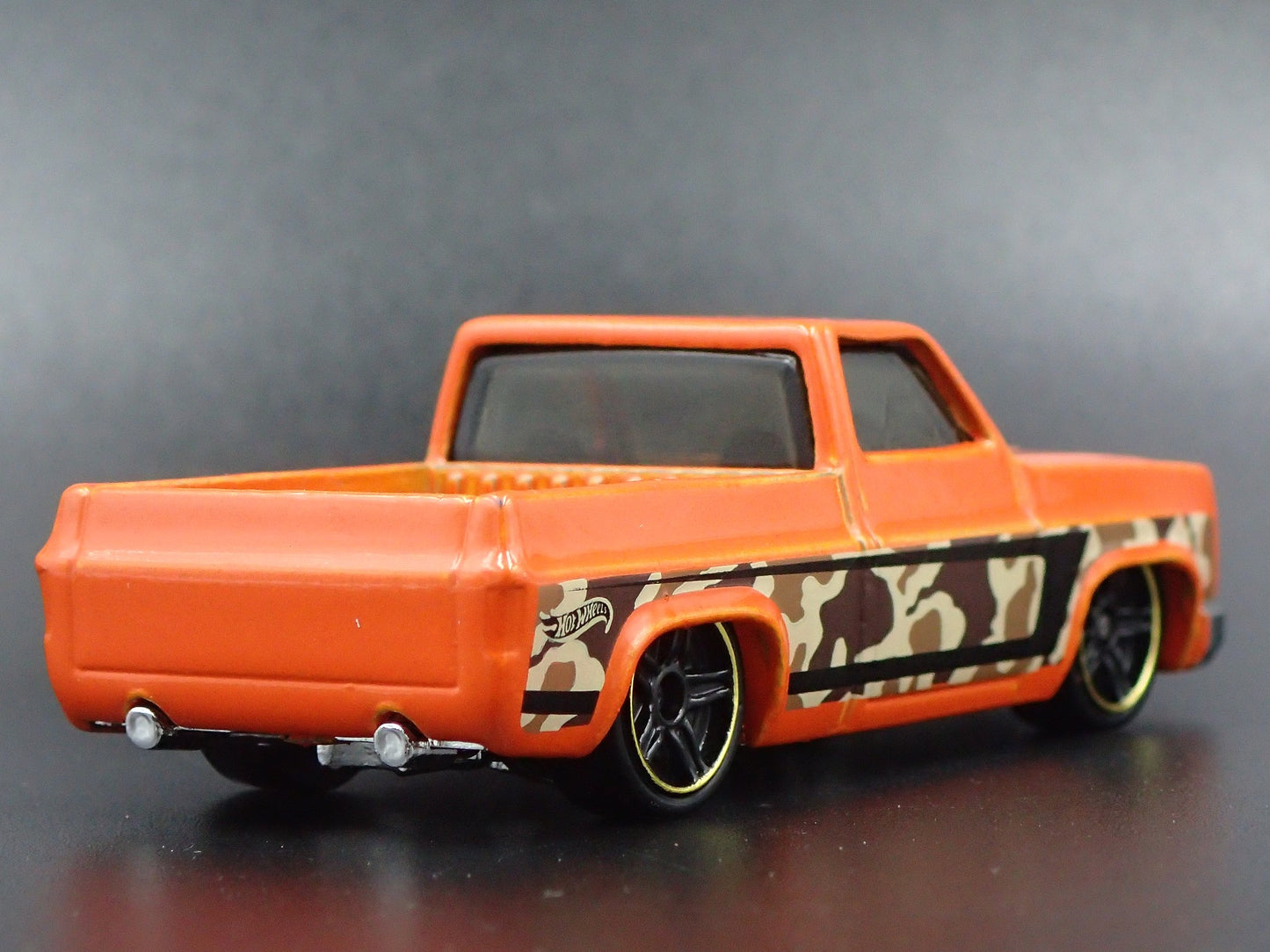 1983 83 CHEVY CHEVROLET SILVERADO SQUARE BODY TRUCK 1:64 SCALE DIECAST MODEL CAR