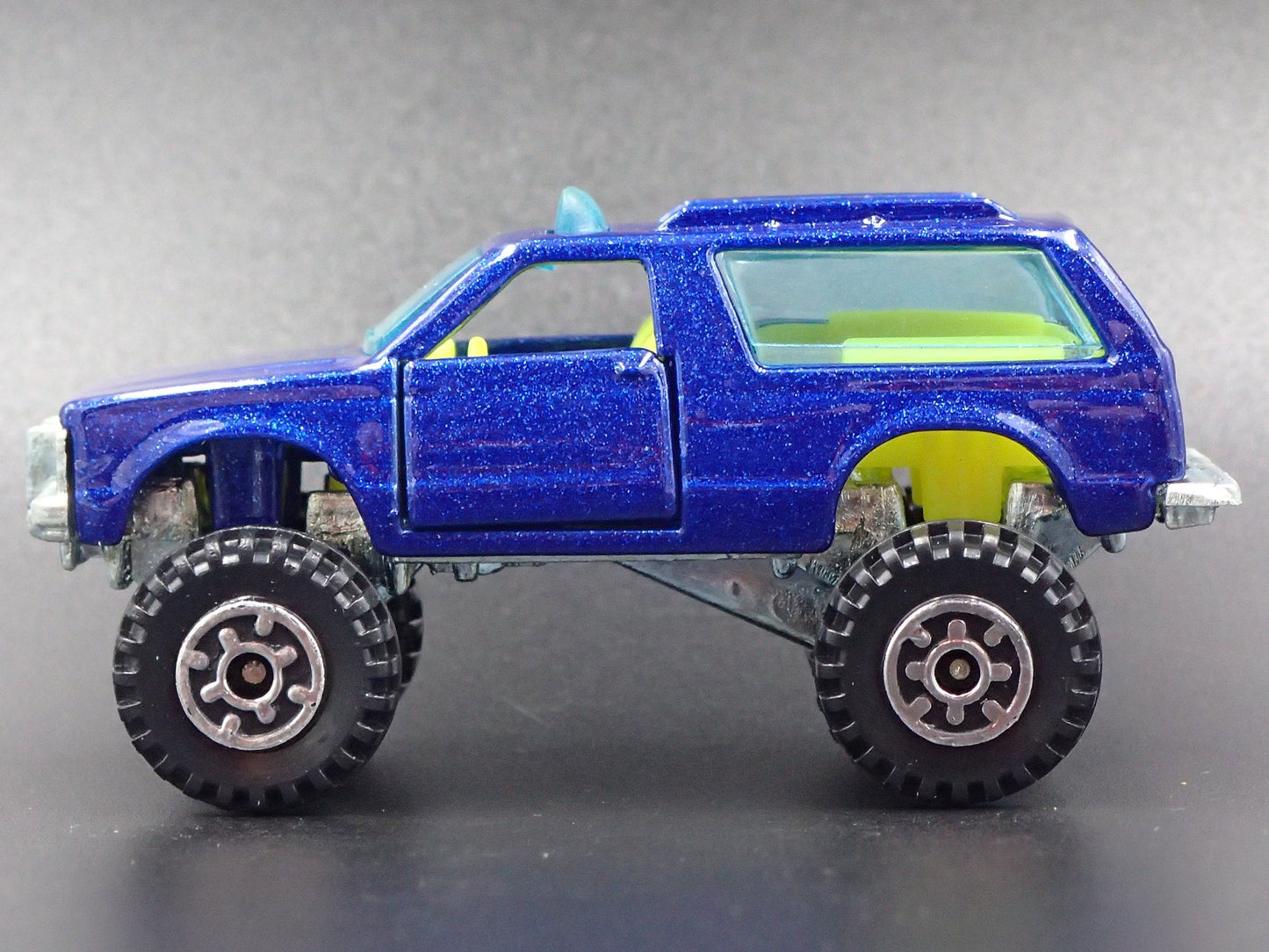 1982-1994 CHEVY CHEVROLET BLAZER 4X4 BLUE 1:64 SCALE DIORAMA DIECAST MODEL CAR