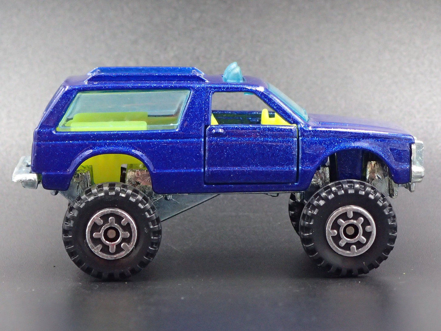 1982-1994 CHEVY CHEVROLET BLAZER 4X4 BLUE 1:64 SCALE DIORAMA DIECAST MODEL CAR