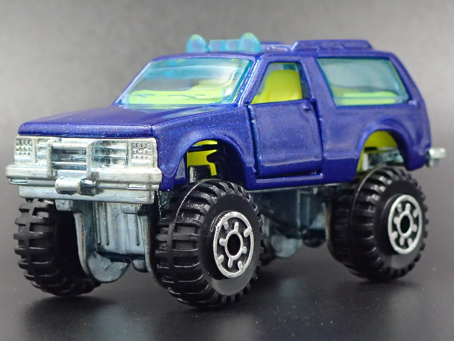 1982-1994 CHEVY CHEVROLET BLAZER 4X4 BLUE 1:64 SCALE DIORAMA DIECAST MODEL CAR