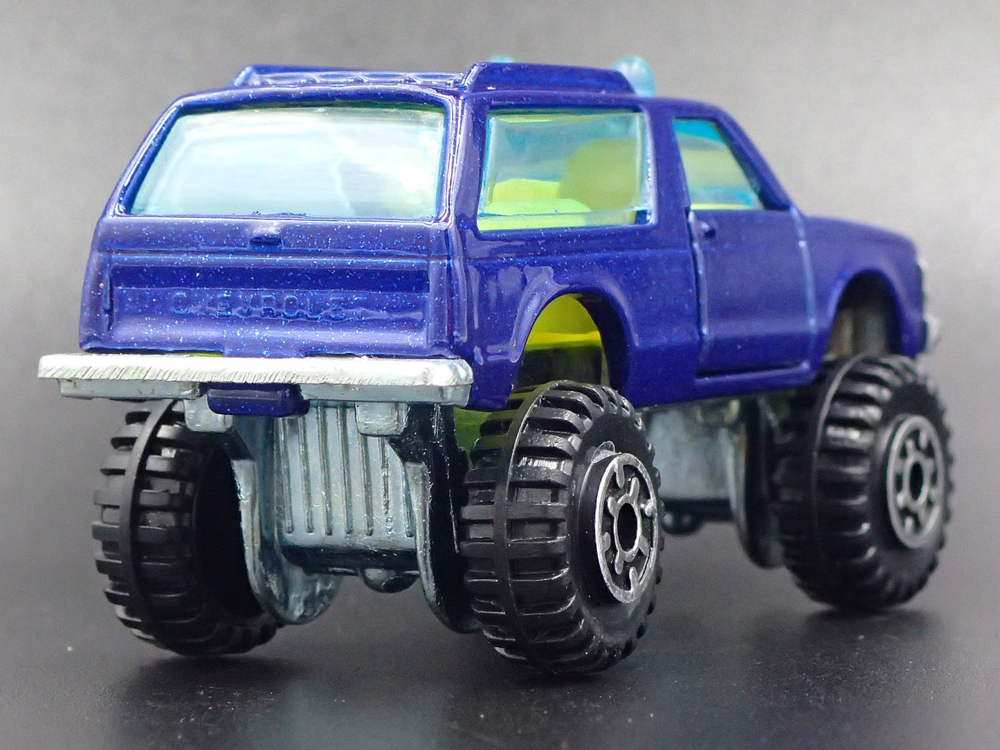 1982-1994 CHEVY CHEVROLET BLAZER 4X4 BLUE 1:64 SCALE DIORAMA DIECAST MODEL CAR