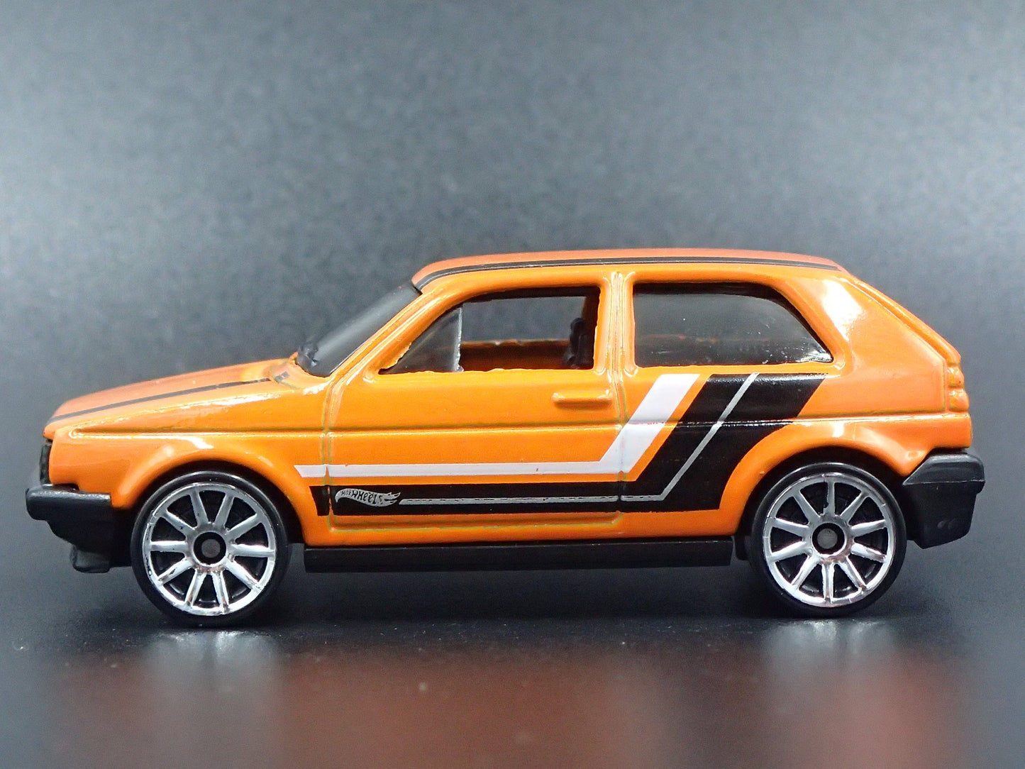 1985-1992 MK2 VW VOLKSWAGEN VW GOLF ORANGE 1:64 SCALE DIORAMA DIECAST MODEL CAR