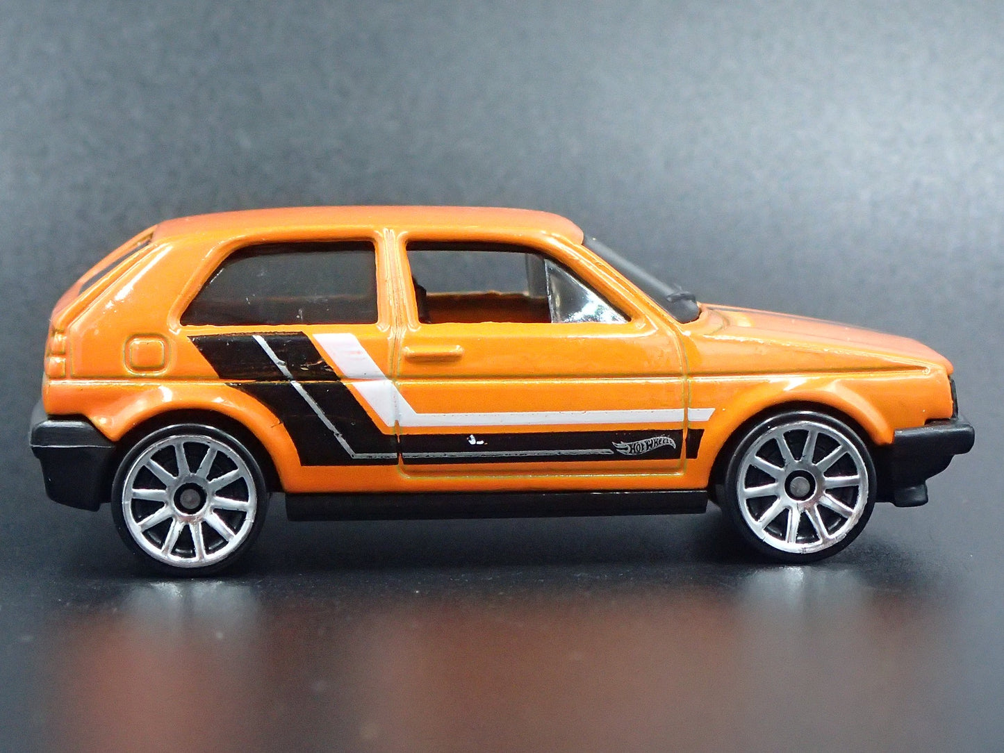 1985-1992 MK2 VW VOLKSWAGEN VW GOLF ORANGE 1:64 SCALE DIORAMA DIECAST MODEL CAR