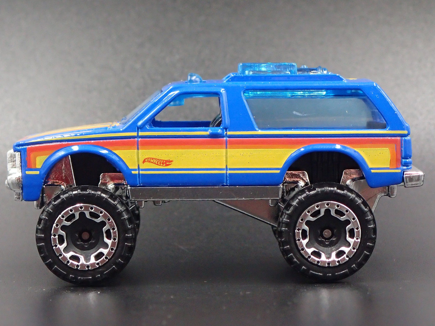 1982- 1994 CHEVY CHEVROLET BLAZER 4X4 BLUE 1:64 SCALE DIORAMA DIECAST MODEL CAR
