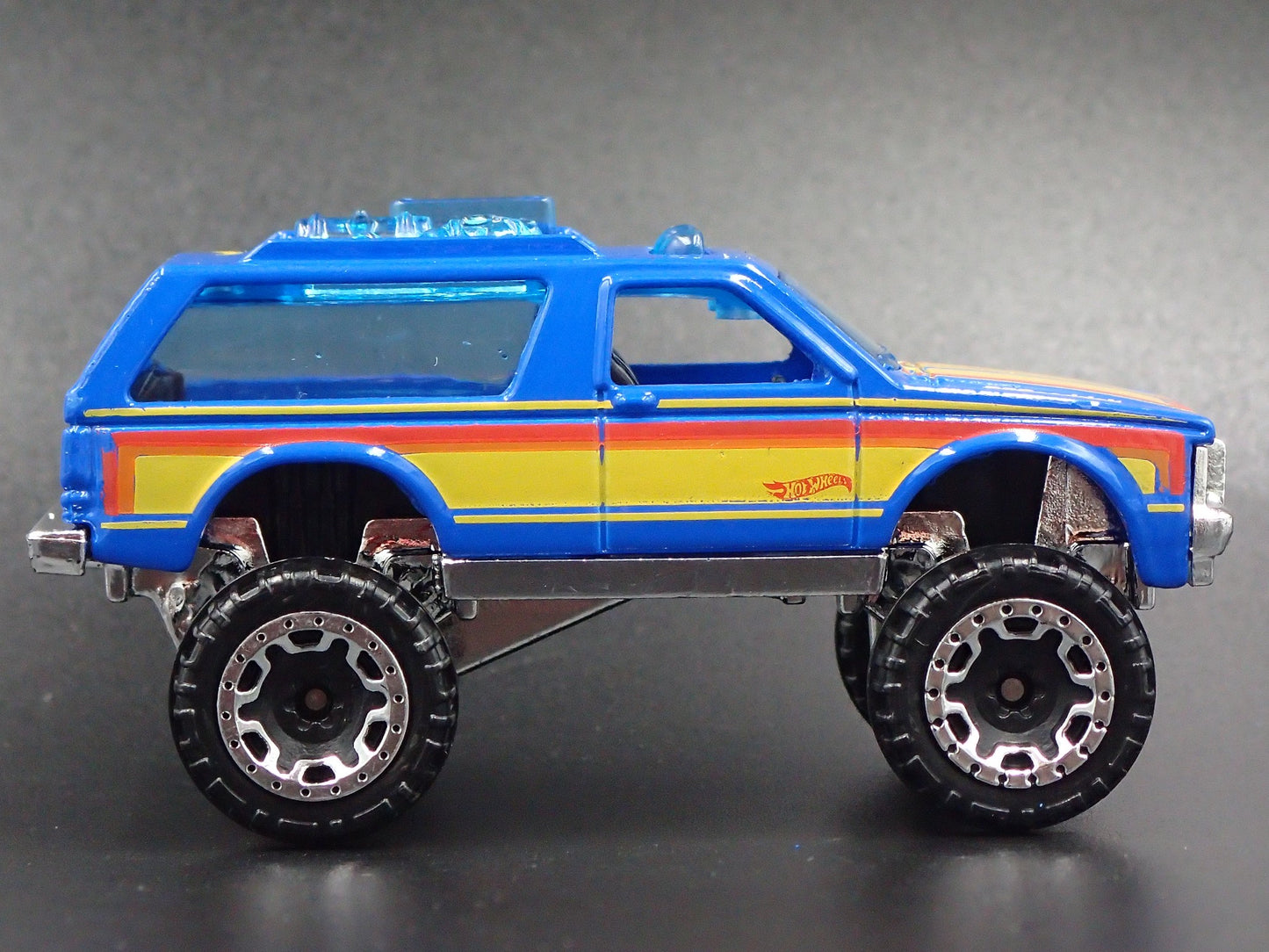 1982- 1994 CHEVY CHEVROLET BLAZER 4X4 BLUE 1:64 SCALE DIORAMA DIECAST MODEL CAR