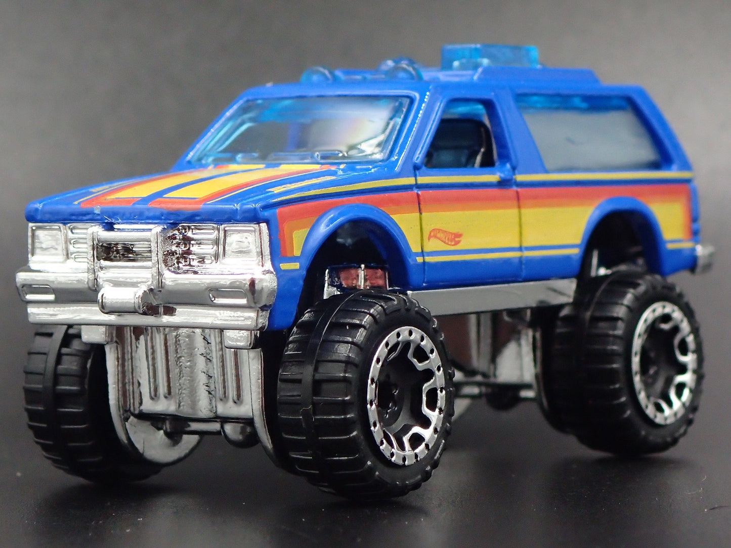 1982- 1994 CHEVY CHEVROLET BLAZER 4X4 BLUE 1:64 SCALE DIORAMA DIECAST MODEL CAR