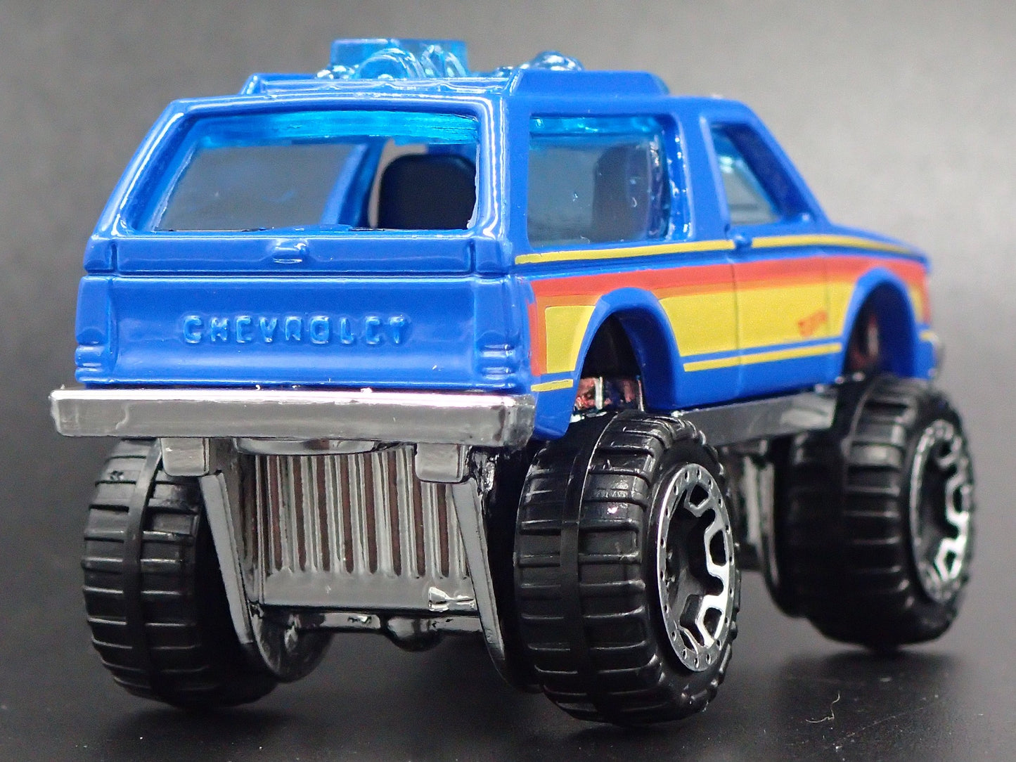 1982- 1994 CHEVY CHEVROLET BLAZER 4X4 BLUE 1:64 SCALE DIORAMA DIECAST MODEL CAR