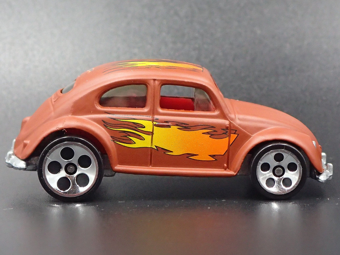 1960-1967 VW VOLKSWAGEN CLASSIC BEETLE BUG 1:64 SCALE DIORAMA DIECAST MODEL CAR