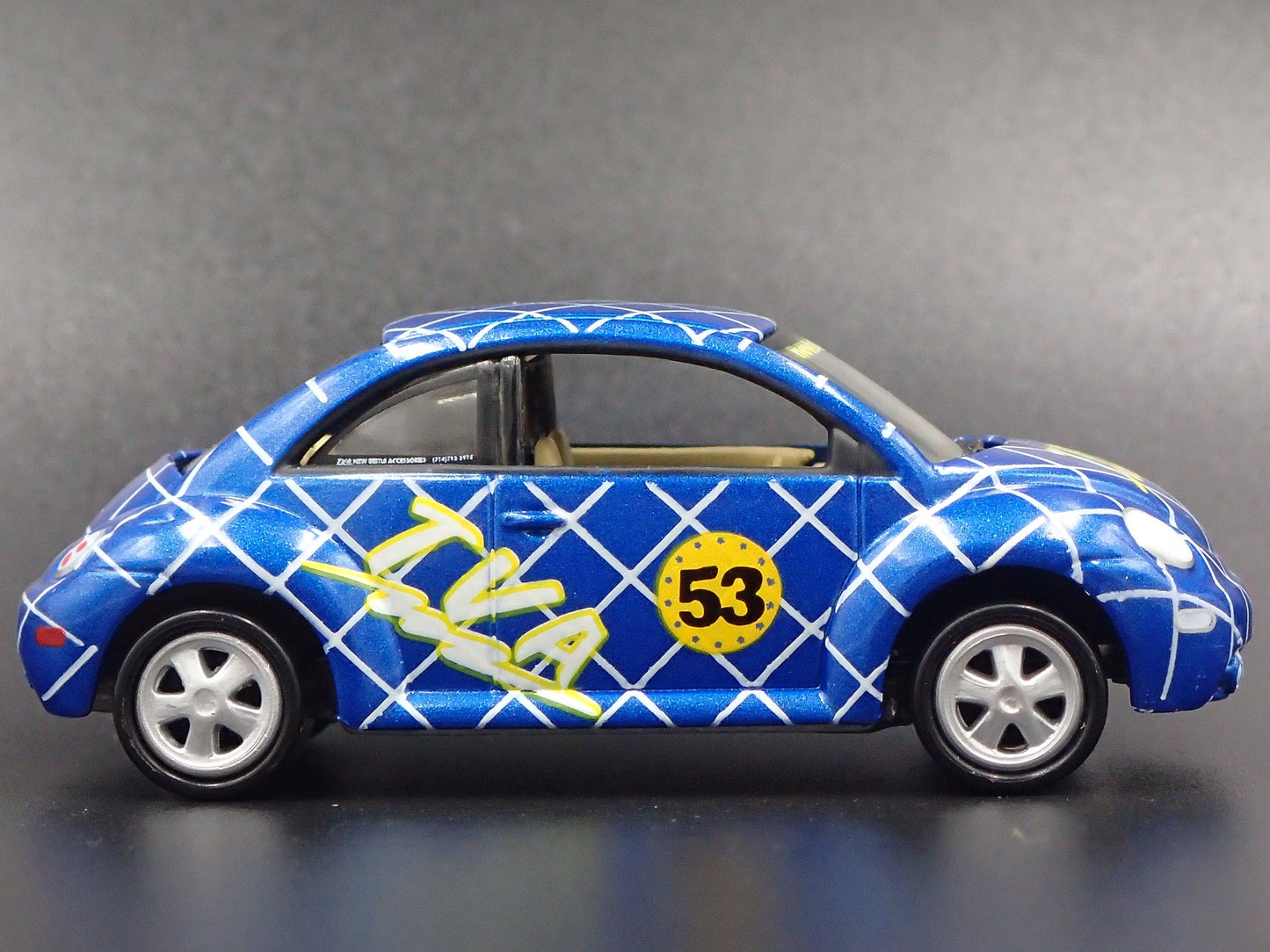 1998-2011 VW VOLKSWAGEN NEW BEETLE BUG BLUE 1:64 SCALE DIORAMA DIECAST MODEL CAR