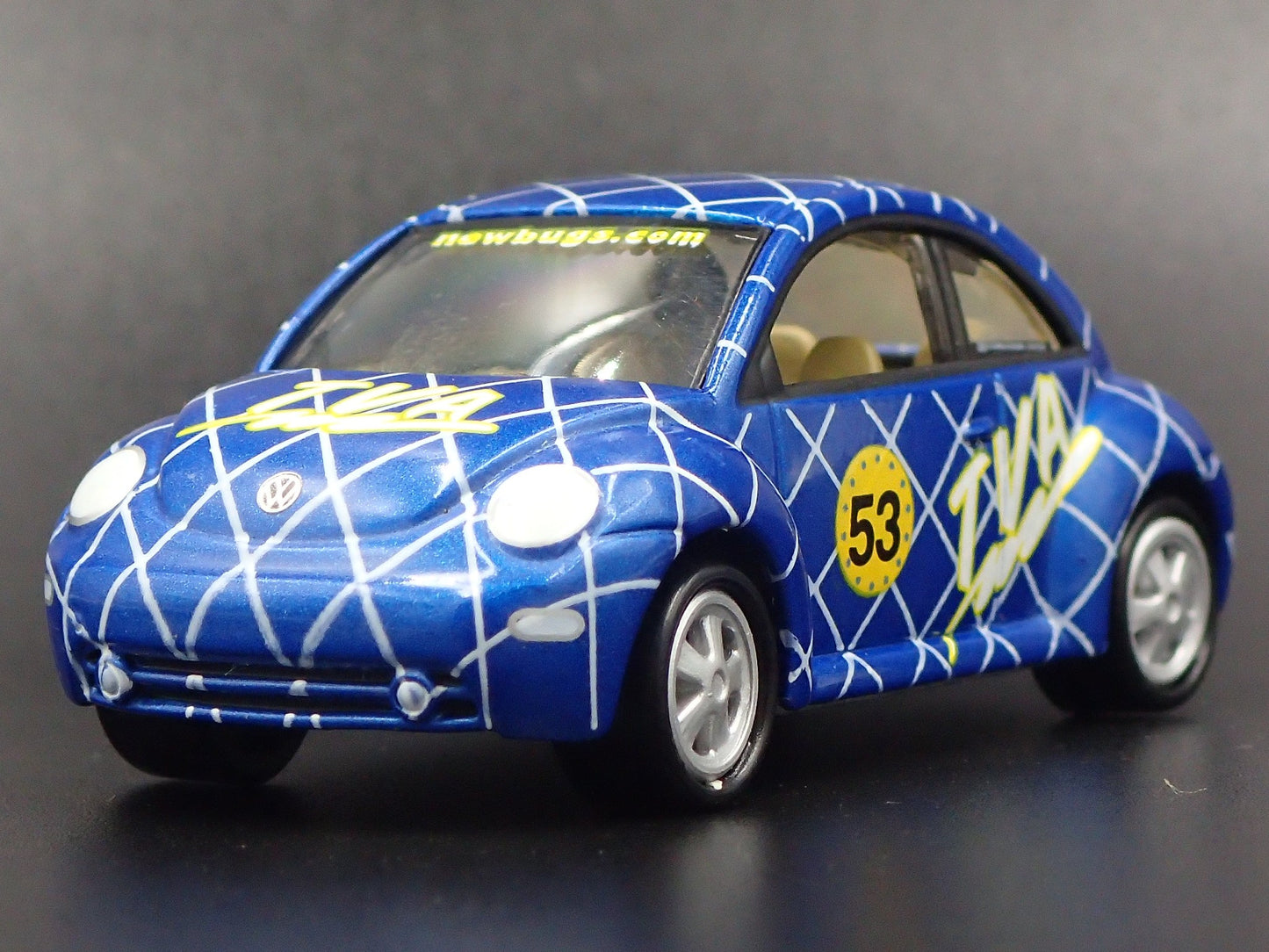 1998-2011 VW VOLKSWAGEN NEW BEETLE BUG BLUE 1:64 SCALE DIORAMA DIECAST MODEL CAR