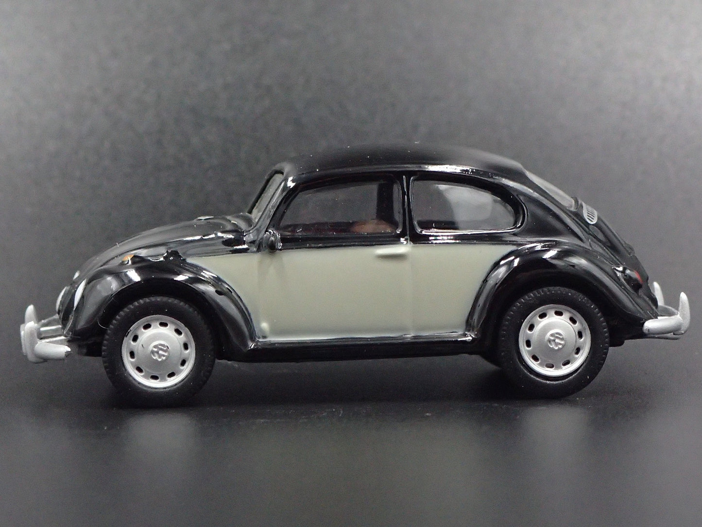 1960-1967 VW VOLKSWAGEN BEETLE BUG BLACK 1:64 SCALE DIORAMA DIECAST MODEL CAR