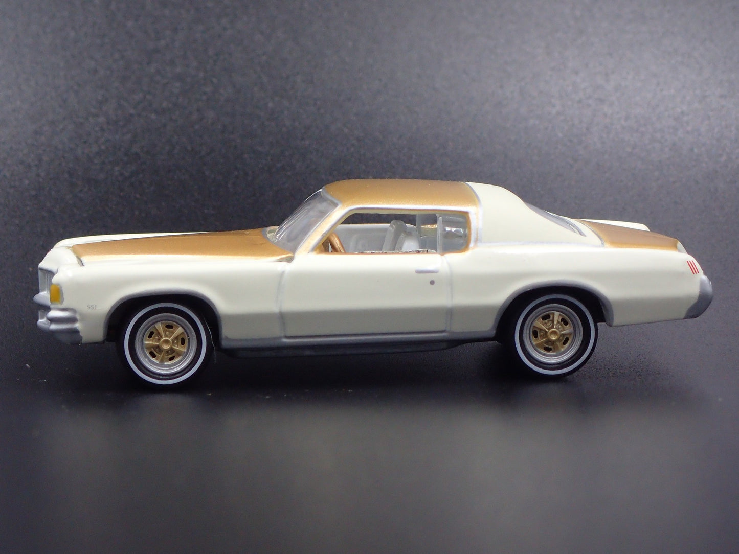 1971 71 PONTIAC HURST SSJ GRAND PRIX WHITE 1:64 SCALE DIORAMA DIECAST MODEL CAR