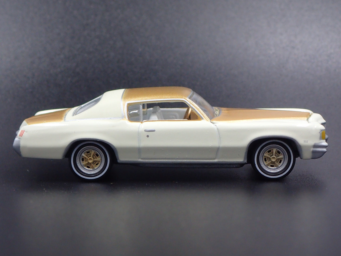 1971 71 PONTIAC HURST SSJ GRAND PRIX WHITE 1:64 SCALE DIORAMA DIECAST MODEL CAR