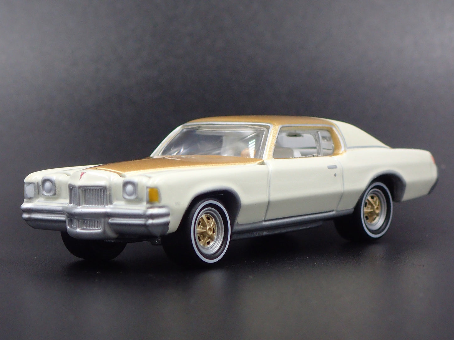 1971 71 PONTIAC HURST SSJ GRAND PRIX WHITE 1:64 SCALE DIORAMA DIECAST MODEL CAR