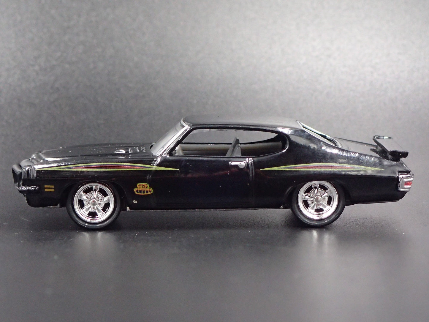 1971 71 PONTIAC GTO JUDGE BLACK 1/64 SCALE COLLECTIBLE DIORAMA DIECAST MODEL CAR