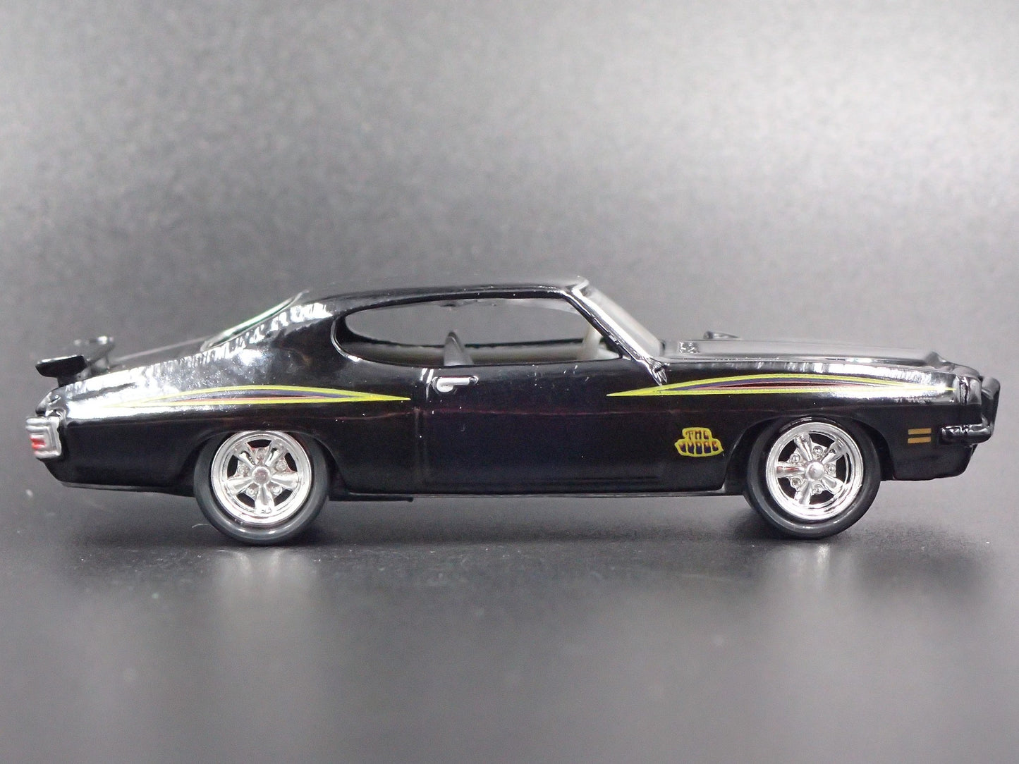 1971 71 PONTIAC GTO JUDGE BLACK 1/64 SCALE COLLECTIBLE DIORAMA DIECAST MODEL CAR