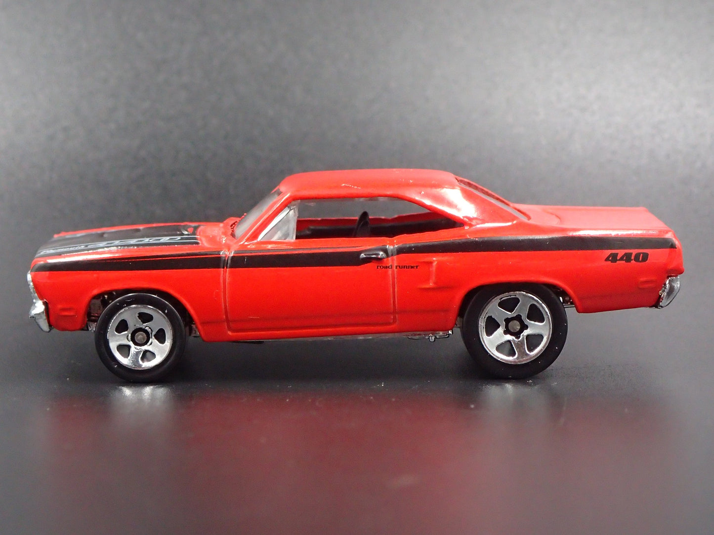 1970 70 PLYMOUTH ROAD RUNNER 1:64 SCALE COLLECTIBLE DIORAMA DIECAST MODEL CAR