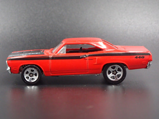 1970 70 PLYMOUTH ROAD RUNNER 1:64 SCALE COLLECTIBLE DIORAMA DIECAST MODEL CAR