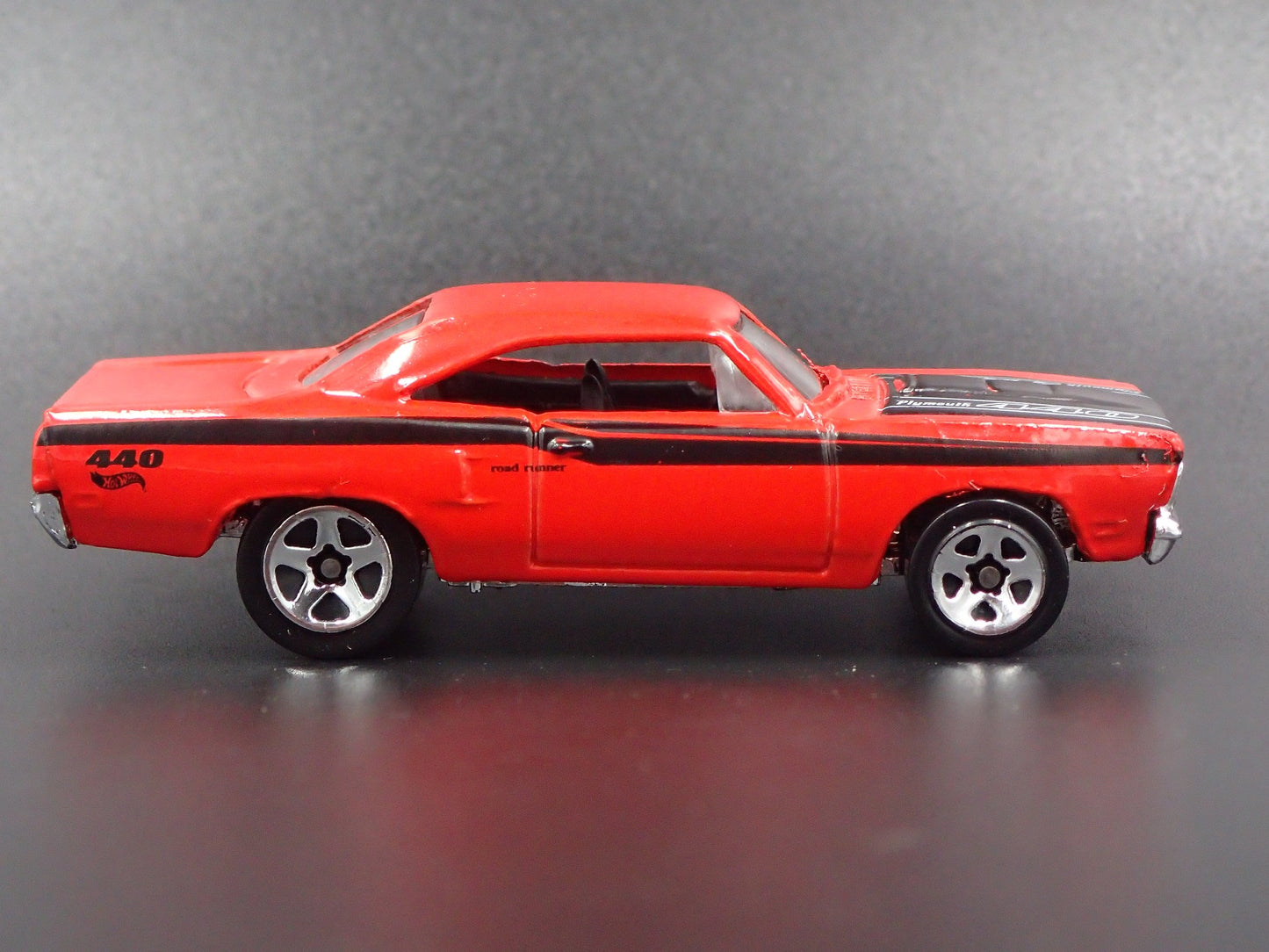 1970 70 PLYMOUTH ROAD RUNNER 1:64 SCALE COLLECTIBLE DIORAMA DIECAST MODEL CAR