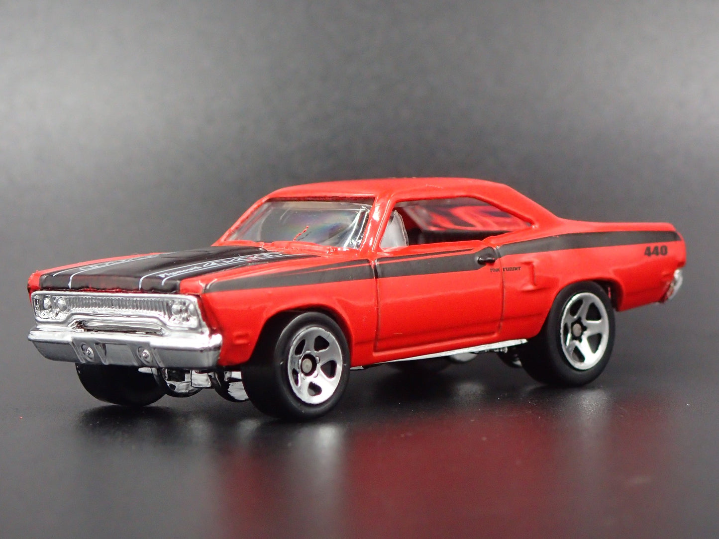 1970 70 PLYMOUTH ROAD RUNNER 1:64 SCALE COLLECTIBLE DIORAMA DIECAST MODEL CAR