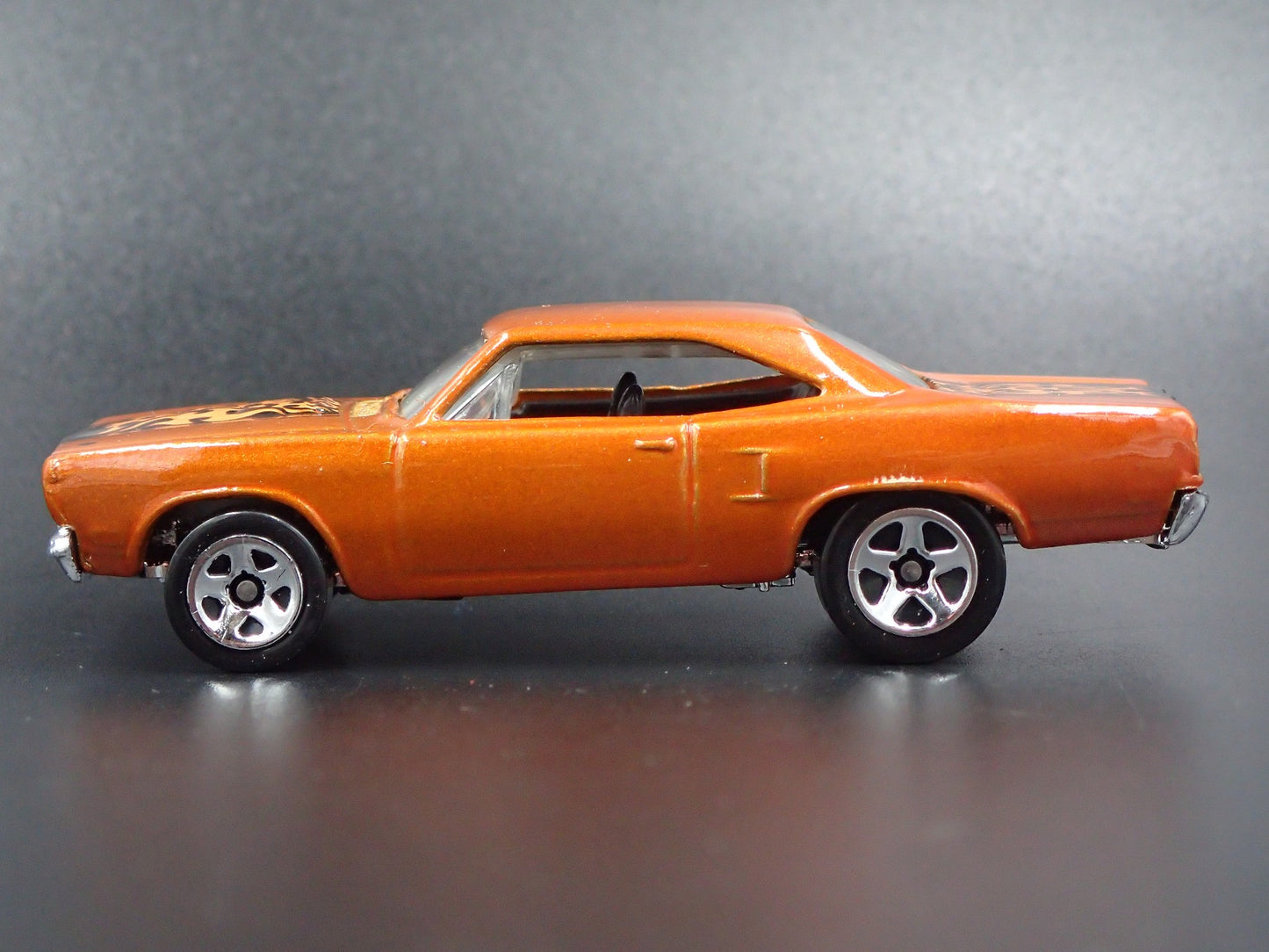 1970 70 PLYMOUTH ROAD RUNNER 1:64 SCALE COLLECTIBLE DIORAMA DIECAST MODEL CAR