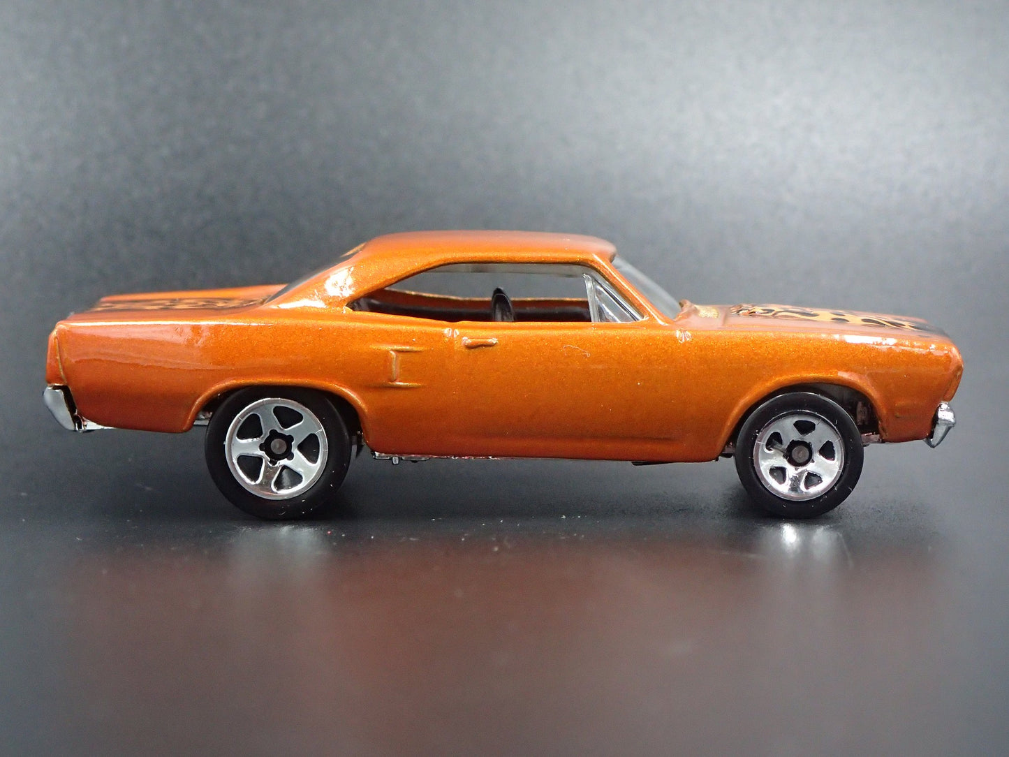 1970 70 PLYMOUTH ROAD RUNNER 1:64 SCALE COLLECTIBLE DIORAMA DIECAST MODEL CAR