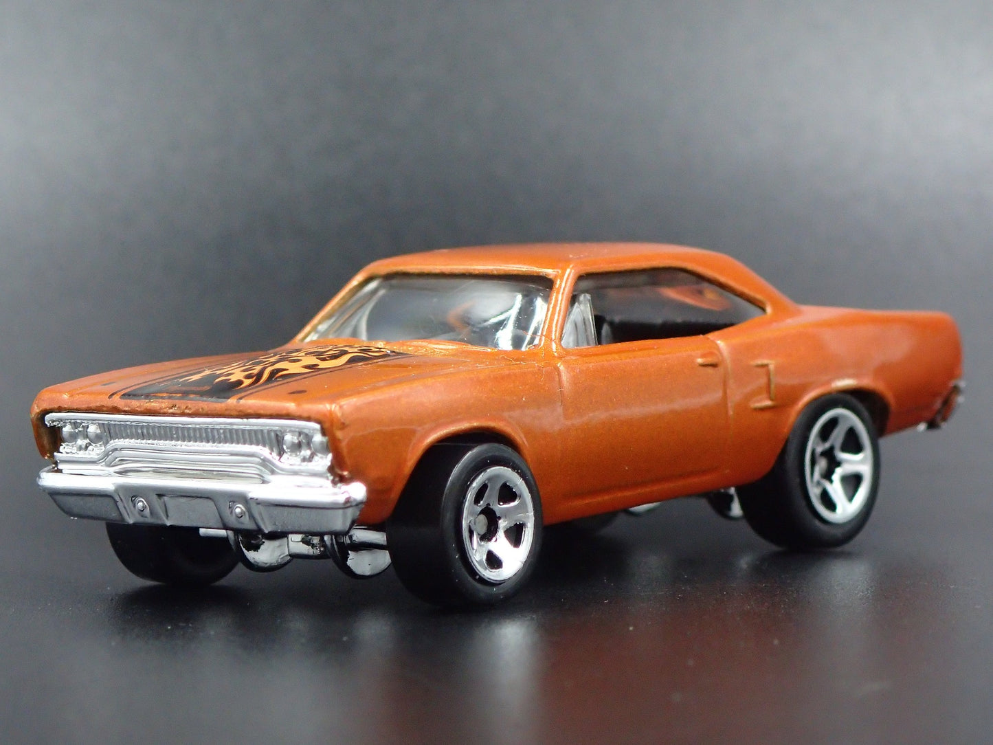 1970 70 PLYMOUTH ROAD RUNNER 1:64 SCALE COLLECTIBLE DIORAMA DIECAST MODEL CAR