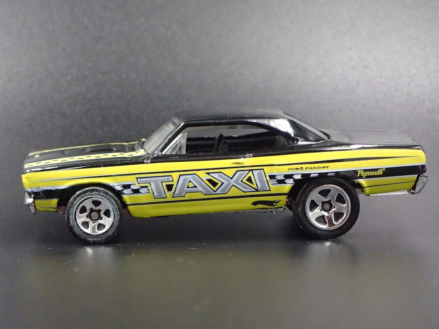 1970 70 PLYMOUTH ROAD RUNNER TAXI 1:64 SCALE DIORAMA DIECAST MODEL CAR